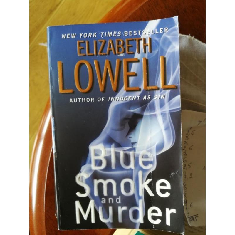 Elizabeth LOWELL - blue smoke and murder -thriller - engels